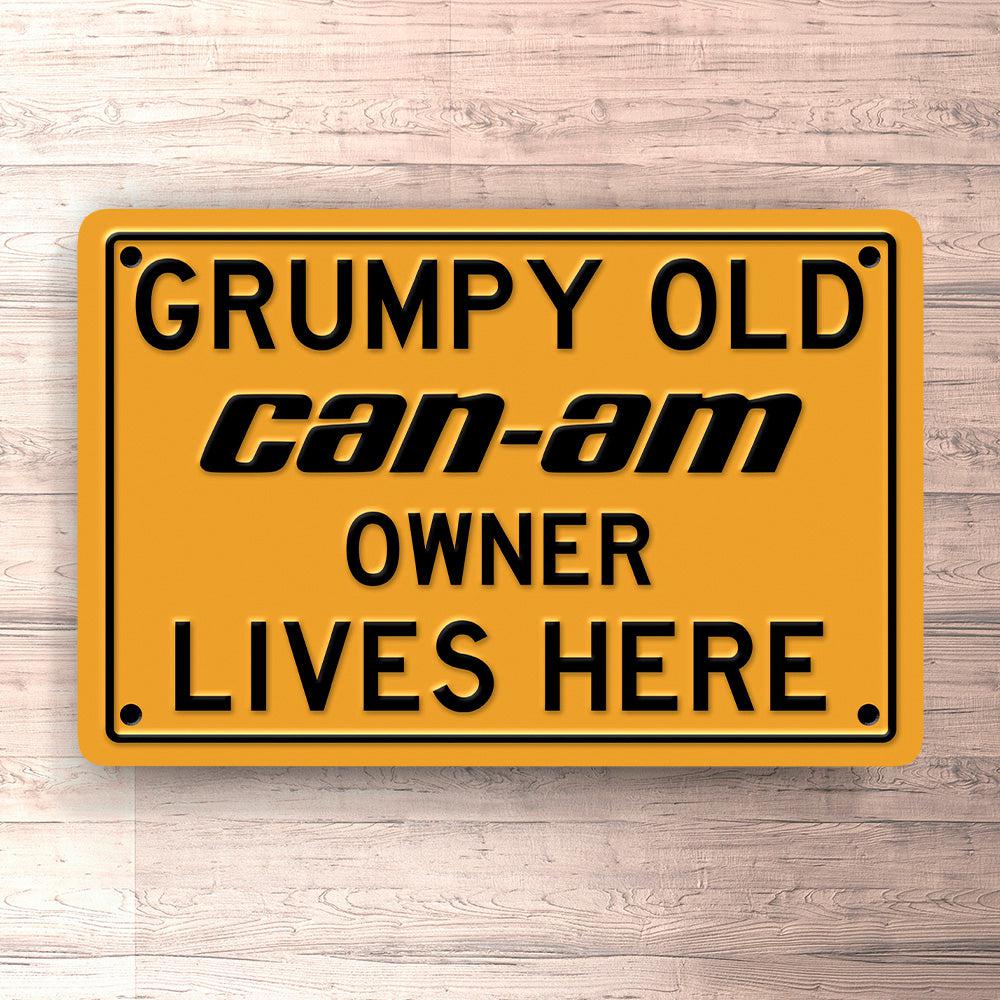 Can-Am Grumpy Old Can-Am Owner Lives Here Skilte, Musemåtte, Dørmåtte-Skilte-Can-Am-Garage Culture Shop- garage - man cave - merchandise
