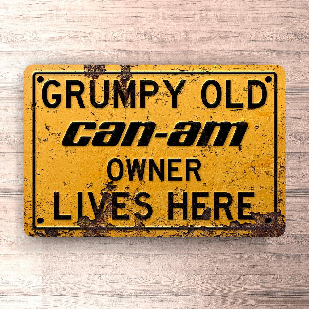 Can-Am Grumpy Old Can-Am Owner Lives Here Skilte, Musemåtte, Dørmåtte-Skilte-Can-Am-Garage Culture Shop- garage - man cave - merchandise