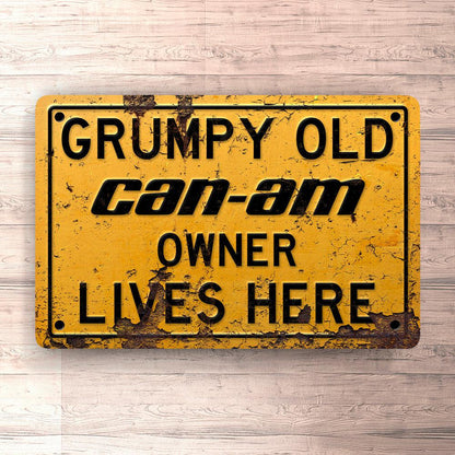 Can-Am Grumpy Old Can-Am Owner Lives Here Skilte, Musemåtte, Dørmåtte-Skilte-Can-Am-Garage Culture Shop- garage - man cave - merchandise