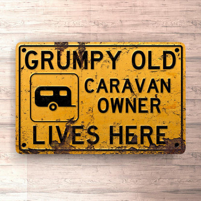 Caravan Grumpy Old Caravan Owner Lives Here Skilte, Musemåtte, Dørmåtte , Plakat-Skilte-Caravan-Garage Culture Shop- garage - man cave - merchandise