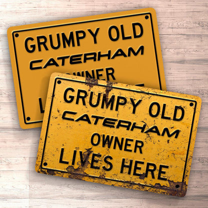 Caterham Grumpy Old Caterham Owner Lives Here Skilte, Musemåtte, Dørmåtte , Plakat-Skilte-Caterham-Garage Culture Shop- garage - man cave - merchandise