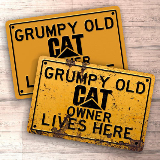 Caterpillar Grumpy Old Caterpillar Owner Lives Here Skilte, Musemåtte, Dørmåtte , Plakat-Skilte-Caterpillar-Garage Culture Shop- garage - man cave - merchandise