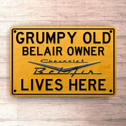 Chevrolet Belair Grumpy Old Chevrolet Belair Owner Lives Here Skilte, Musemåtte, Dørmåtte-Skilte-Chevrolet-Garage Culture Shop- garage - man cave - merchandise