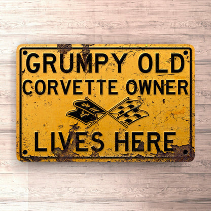 Chevrolet Corvette C3 Grumpy Old Chevrolet Corvette C3 Owner Lives Here Skilte, Musemåtte, Dørmåtte , Plakat-Skilte-Chevrolet-Garage Culture Shop- garage - man cave - merchandise