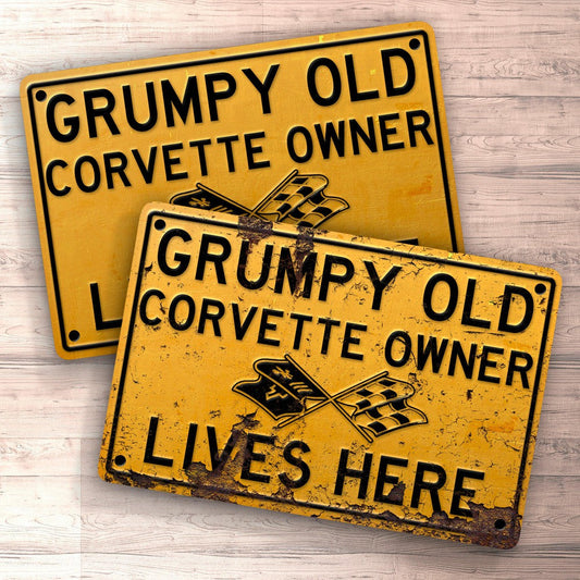 Chevrolet Corvette C3 Grumpy Old Chevrolet Corvette C3 Owner Lives Here Skilte, Musemåtte, Dørmåtte , Plakat-Skilte-Chevrolet-Garage Culture Shop- garage - man cave - merchandise