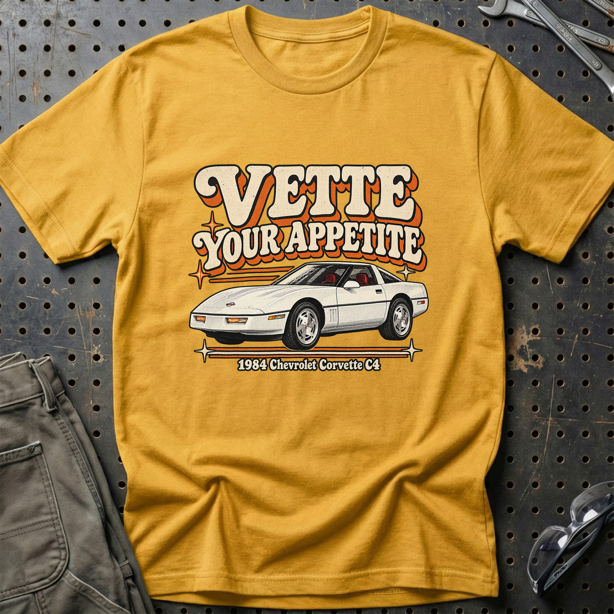 
Chevrolet Corvette C4 1984 – Vette Your Appetite T-Shirt – Guld