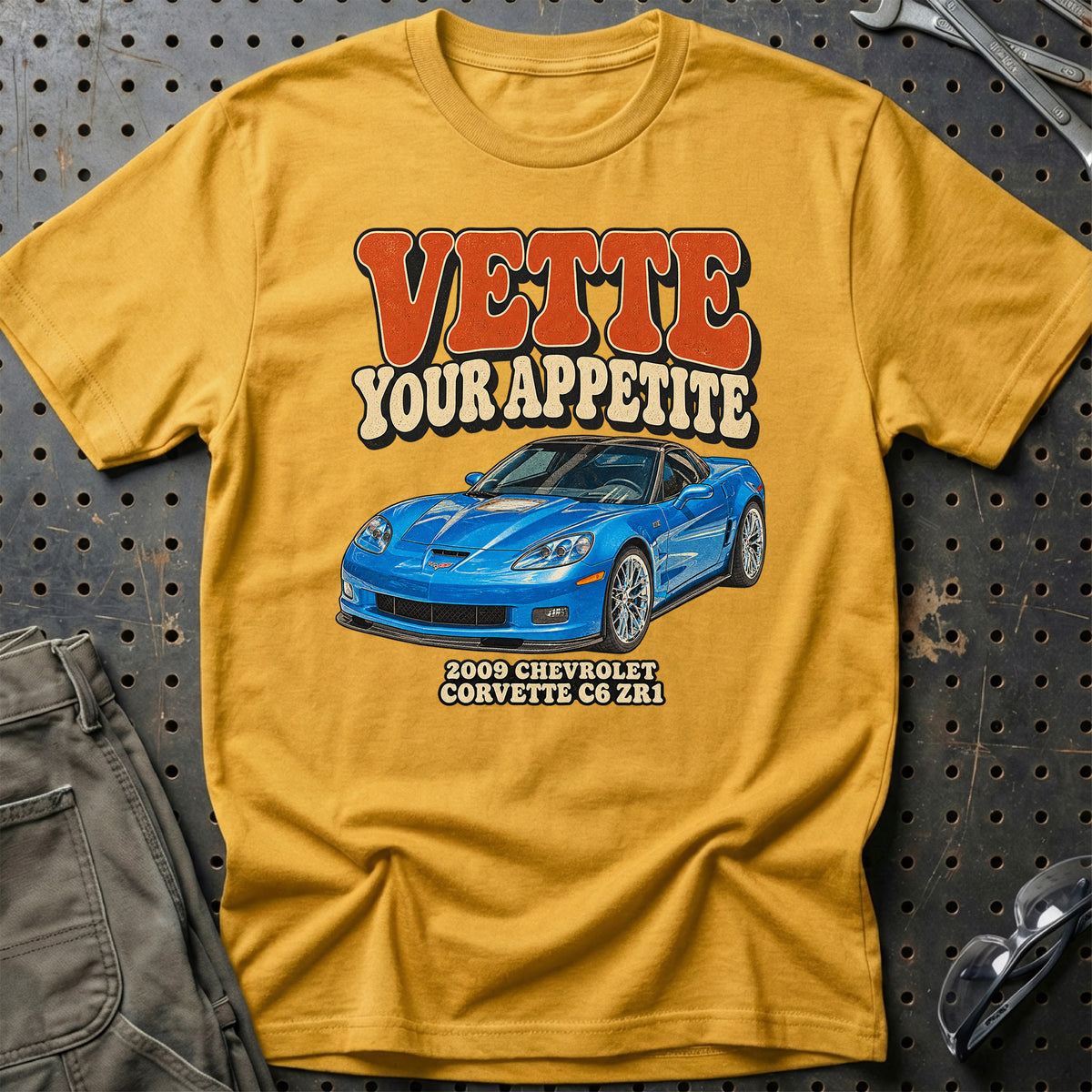 
Chevrolet Corvette C6 ZR1 2009 – Vette Your Appetite T-Shirt – Guld