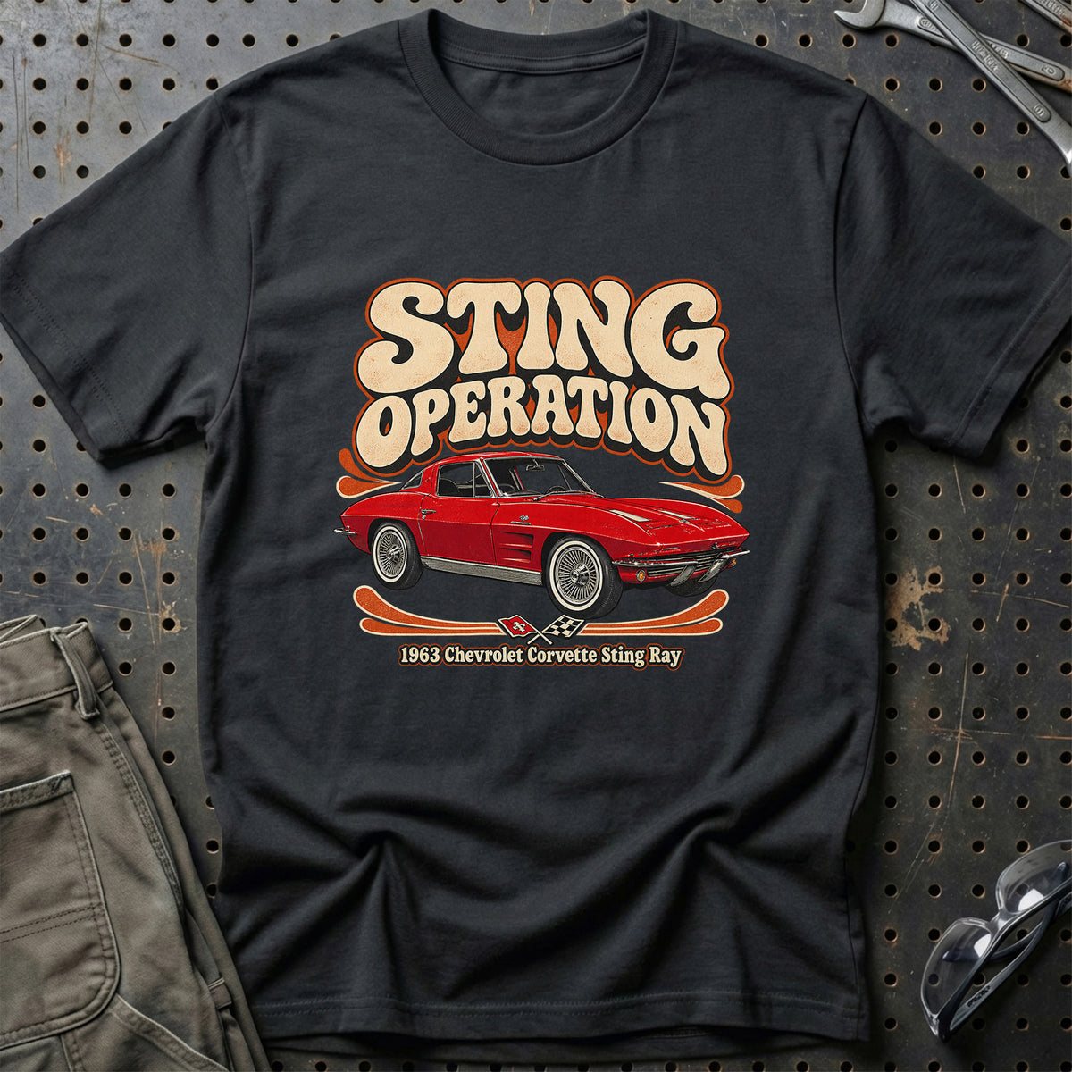 
Chevrolet Corvette Sting Ray 1963 – Sting Operation T-Shirt – Sort