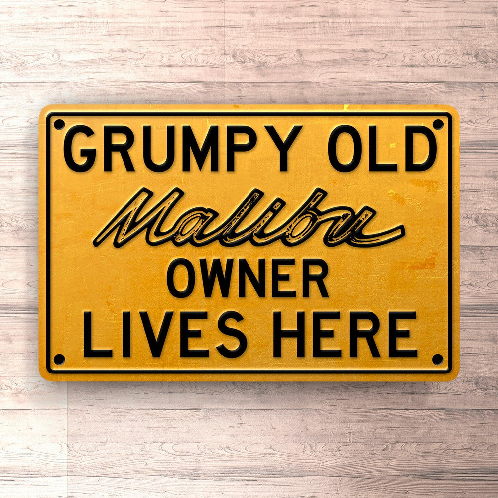 Chevrolet Malibu Grumpy Old Chevrolet Malibu Owner Lives Here Skilte, Musemåtte, Dørmåtte-Skilte-Chevrolet-Garage Culture Shop- garage - man cave - merchandise