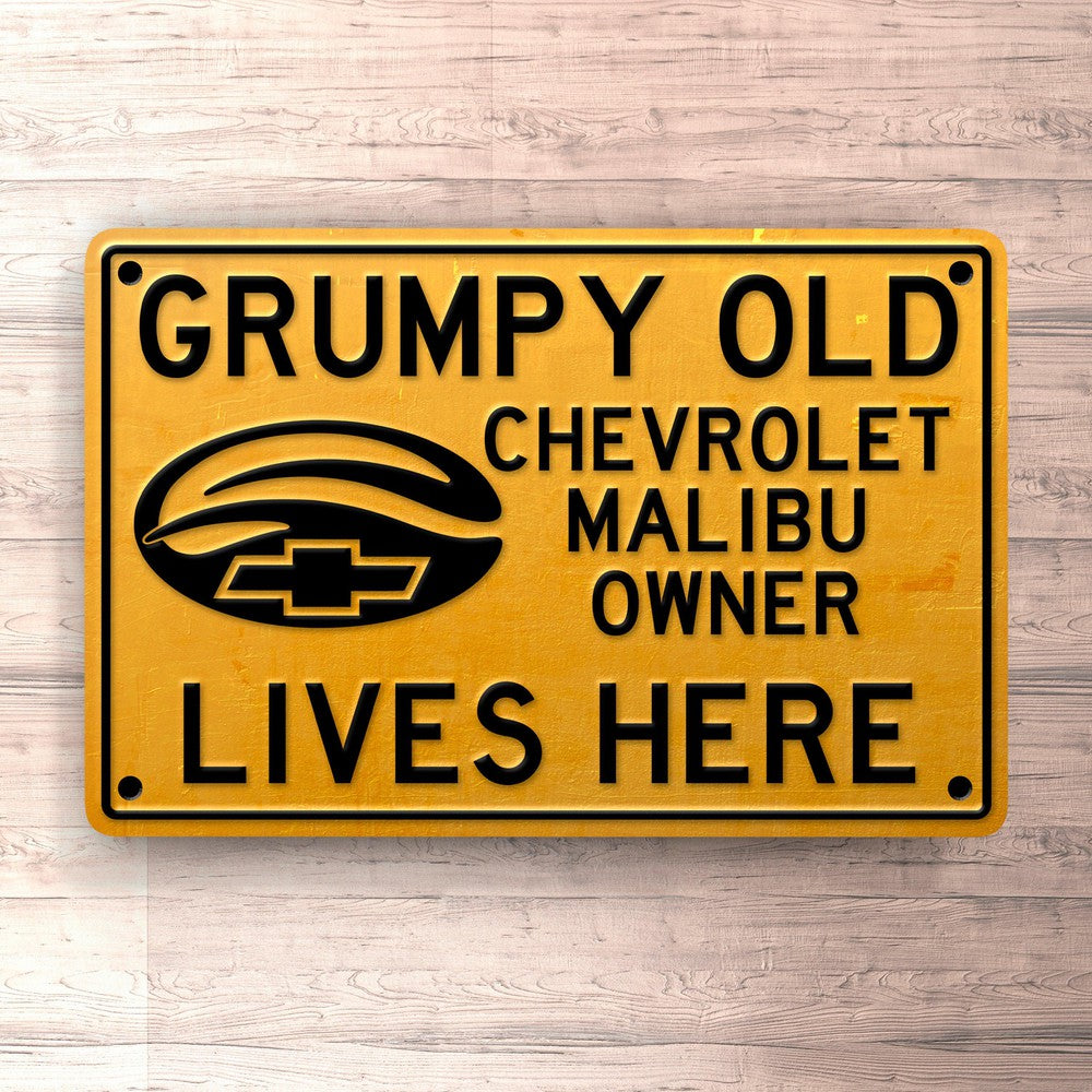 Chevrolet Malibu Grumpy Old Chevrolet Malibu Owner Lives Here Skilte, Musemåtte, Dørmåtte , Plakat-Skilte-Chevrolet-Garage Culture Shop- garage - man cave - merchandise