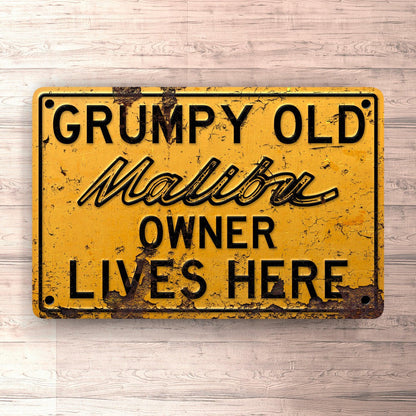 Chevrolet Malibu Grumpy Old Chevrolet Malibu Owner Lives Here Skilte, Musemåtte, Dørmåtte , Plakat-Skilte-Chevrolet-Garage Culture Shop- garage - man cave - merchandise