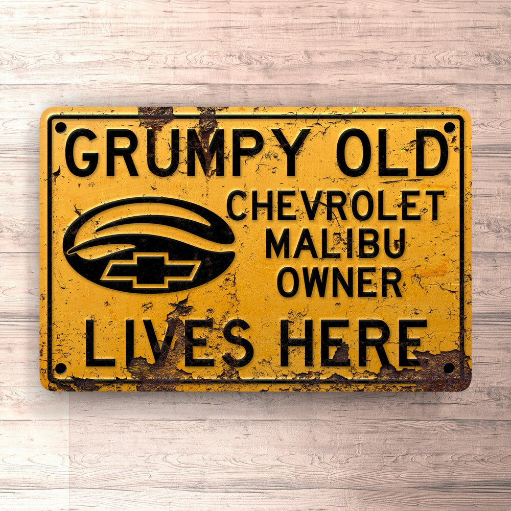 Chevrolet Malibu Grumpy Old Chevrolet Malibu Owner Lives Here Skilte, Musemåtte, Dørmåtte , Plakat-Skilte-Chevrolet-Garage Culture Shop- garage - man cave - merchandise