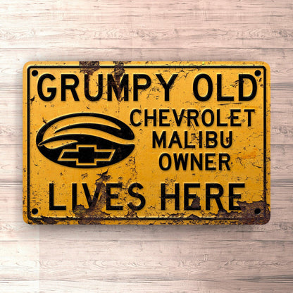 Chevrolet Malibu Grumpy Old Chevrolet Malibu Owner Lives Here Skilte, Musemåtte, Dørmåtte , Plakat-Skilte-Chevrolet-Garage Culture Shop- garage - man cave - merchandise