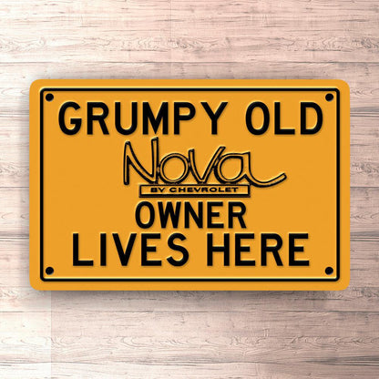 Chevrolet Nova Grumpy Old Chevrolet Nova Owner Lives Here Skilte, Musemåtte, Dørmåtte , Plakat-Skilte-Chevrolet-Garage Culture Shop- garage - man cave - merchandise