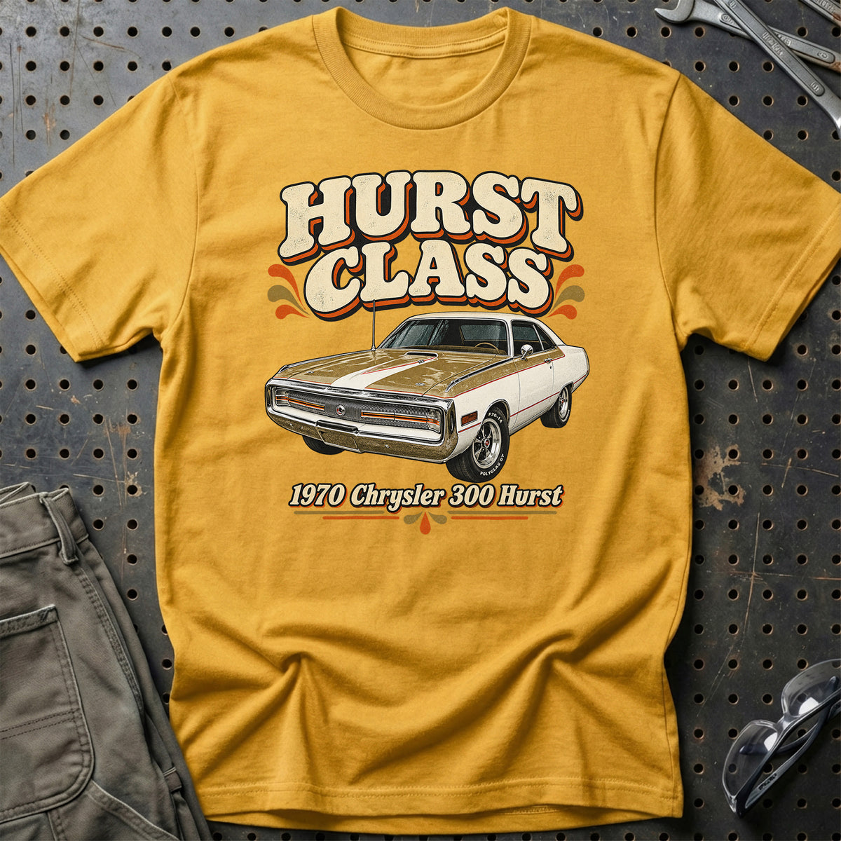 
Chrysler 300 Hurst 1970 – Hurst Class T-Shirt – Guld