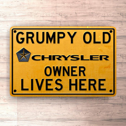 Chrysler Grumpy Old Chrysler Owner Lives Here Skilte, Musemåtte, Dørmåtte-Skilte-Chrysler-Garage Culture Shop- garage - man cave - merchandise