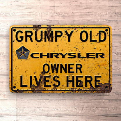 Chrysler Grumpy Old Chrysler Owner Lives Here Skilte, Musemåtte, Dørmåtte , Plakat-Skilte-Chrysler-Garage Culture Shop- garage - man cave - merchandise