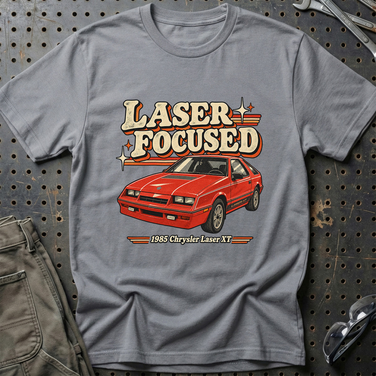 
Chrysler Laser XT 1985 – Laser Focused T-Shirt – Grå Sport