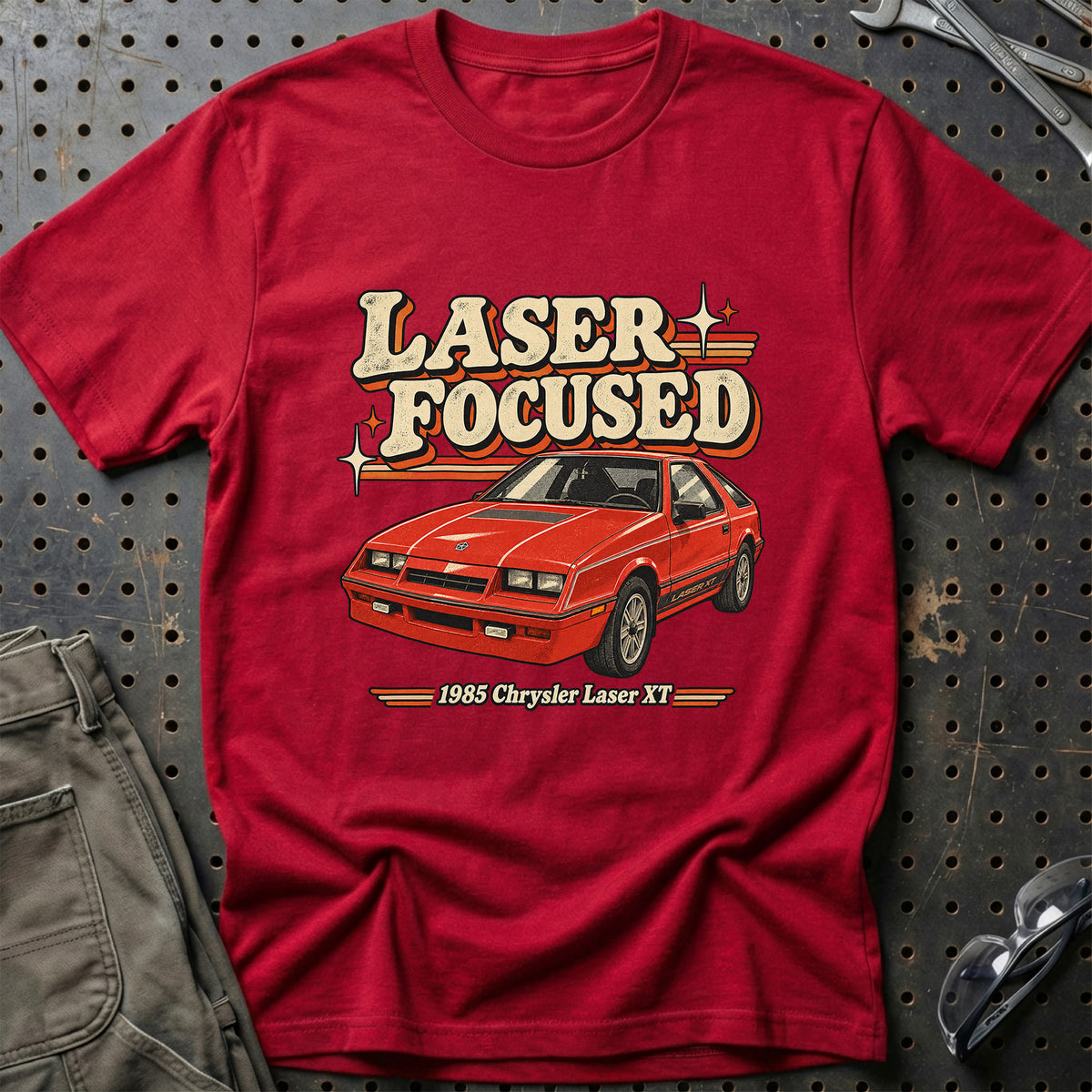 
Chrysler Laser XT 1985 – Laser Focused T-Shirt – Rød