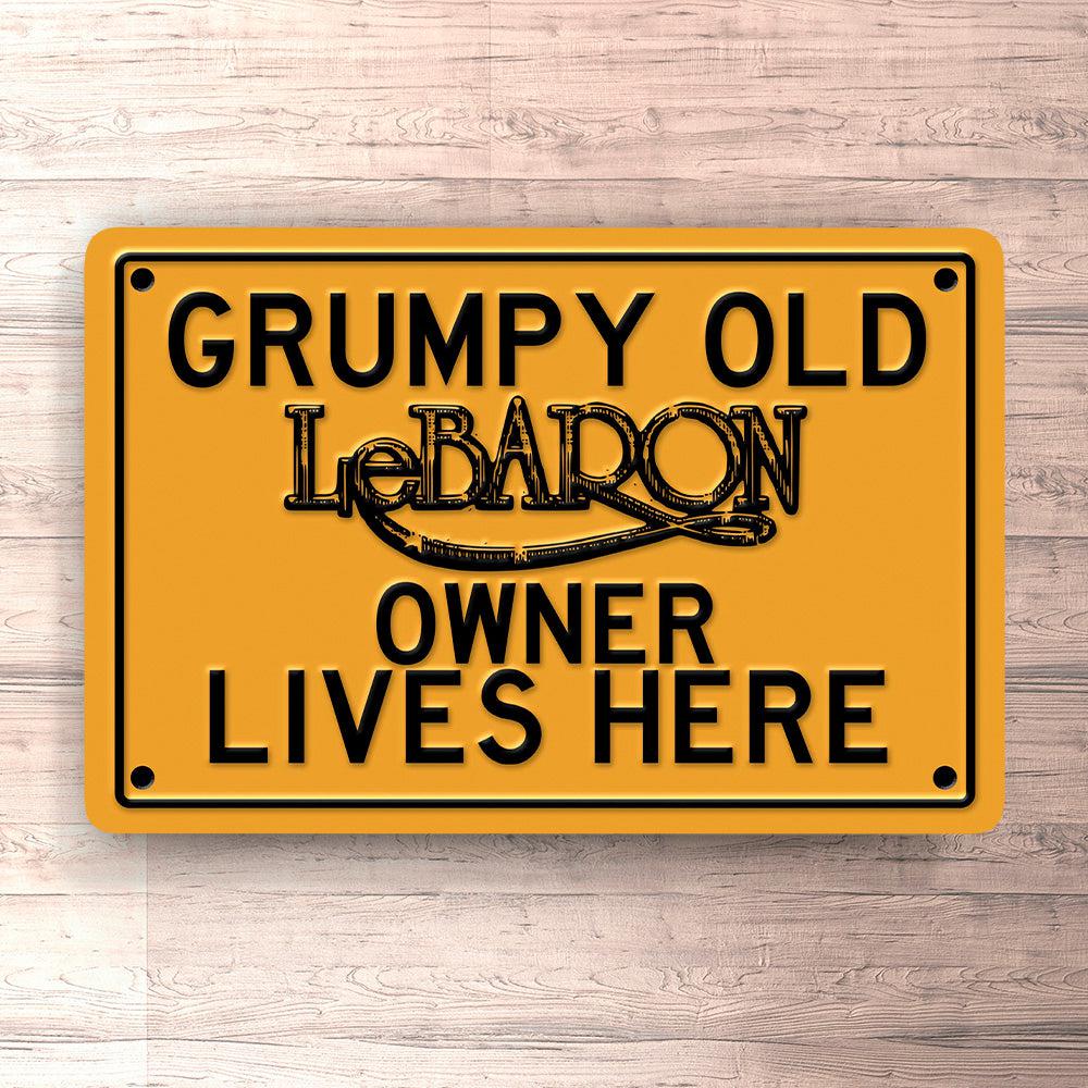 Chrysler Lebaron Grumpy Old Chrysler Lebaron Owner Lives Here Skilte, Musemåtte, Dørmåtte , Plakat-Skilte-Chrysler-Garage Culture Shop- garage - man cave - merchandise