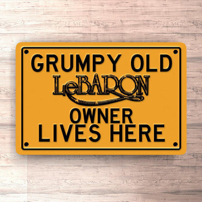 Chrysler Lebaron Grumpy Old Chrysler Lebaron Owner Lives Here Skilte, Musemåtte, Dørmåtte , Plakat-Skilte-Chrysler-Garage Culture Shop- garage - man cave - merchandise