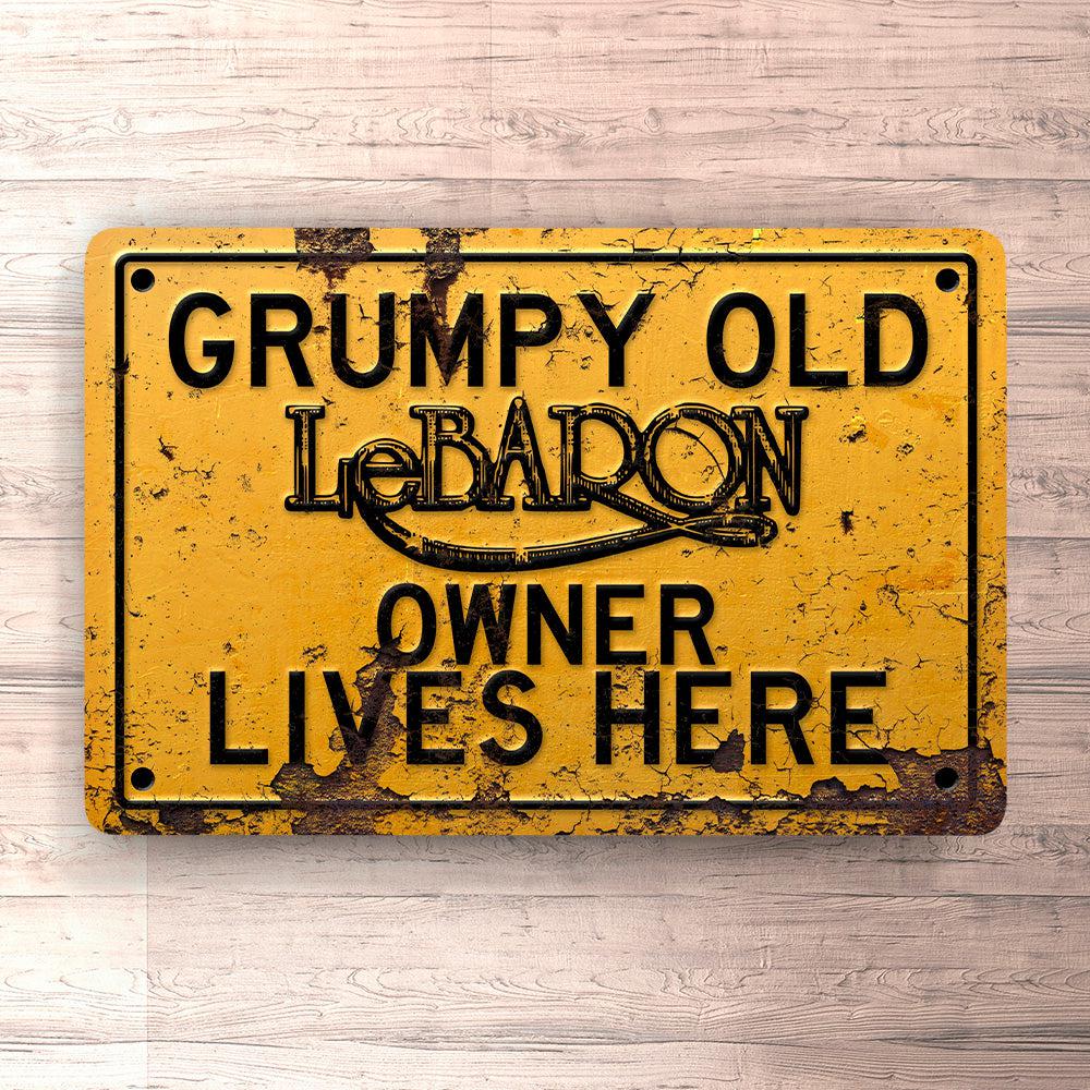 Chrysler Lebaron Grumpy Old Chrysler Lebaron Owner Lives Here Skilte, Musemåtte, Dørmåtte , Plakat-Skilte-Chrysler-Garage Culture Shop- garage - man cave - merchandise