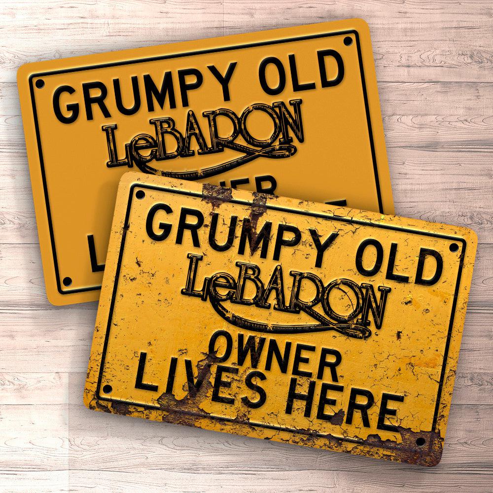 Chrysler Lebaron Grumpy Old Chrysler Lebaron Owner Lives Here Skilte, Musemåtte, Dørmåtte , Plakat-Skilte-Chrysler-Garage Culture Shop- garage - man cave - merchandise