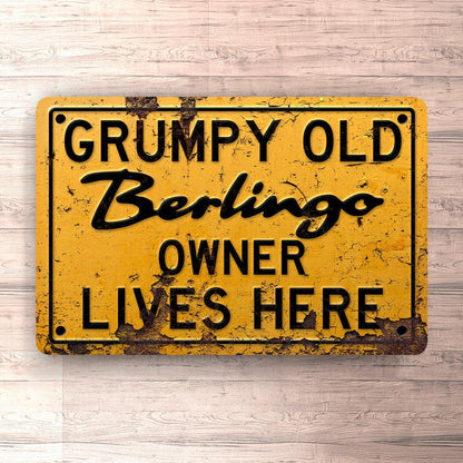 Citroen Berlingo Grumpy Old Citroen Berlingo Owner Lives Here Skilte, Musemåtte, Dørmåtte-Skilte-Citroen-Garage Culture Shop- garage - man cave - merchandise