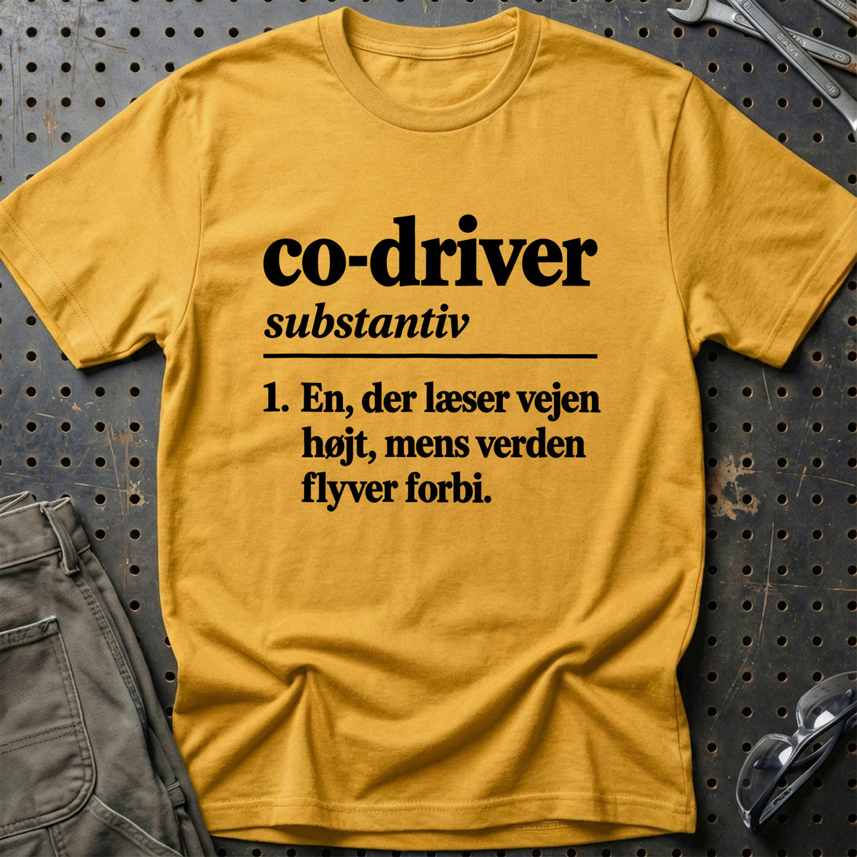 
Co-driver – Definition T-Shirt – Guld