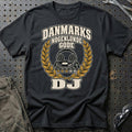 DJ – Danmarks Nogenlunde Gode T-Shirt-Beklædning-Garage Culture-Sort-S-Garage Culture Shop- garage - man cave - merchandise
