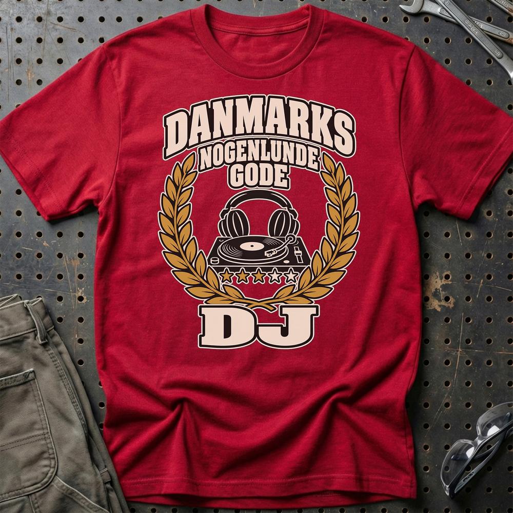 
Produktbillede af DJ – Danmarks Nogenlunde Gode T-Shirt