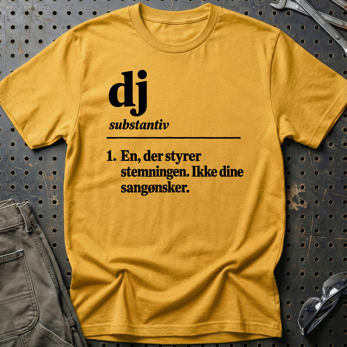 
DJ – Definition T-Shirt – Guld