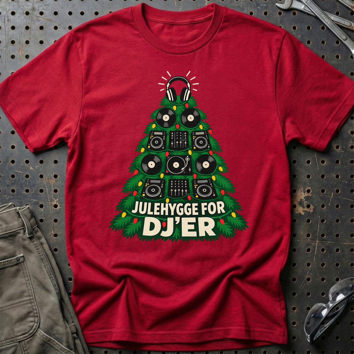 
DJ – Julehygge – Unisex T-Shirt – Rød