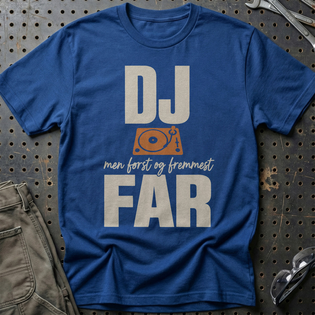 
Produktbillede af DJ – Men Først Og Fremmest Far T-Shirt
