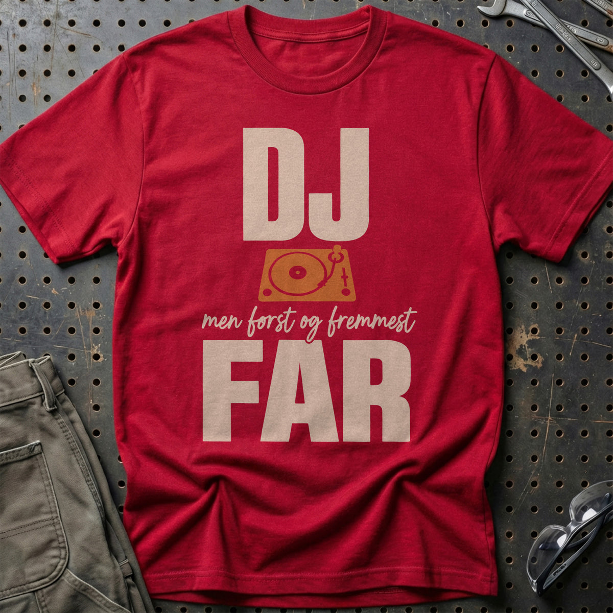 
Produktbillede af DJ – Men Først Og Fremmest Far T-Shirt