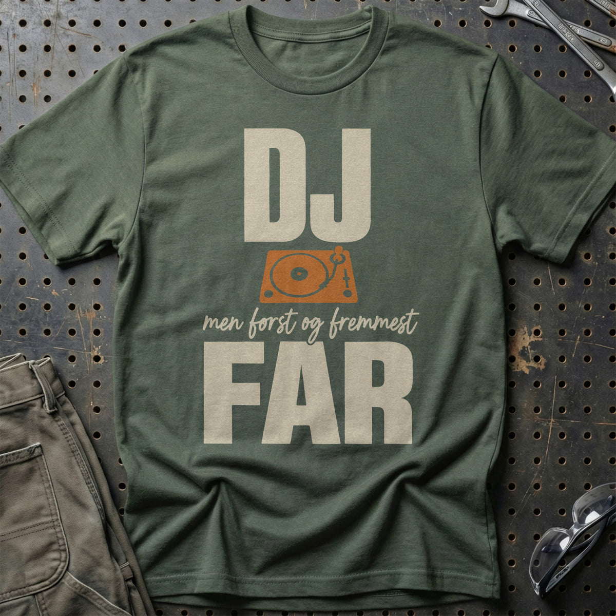 
Produktbillede af DJ – Men Først Og Fremmest Far T-Shirt
