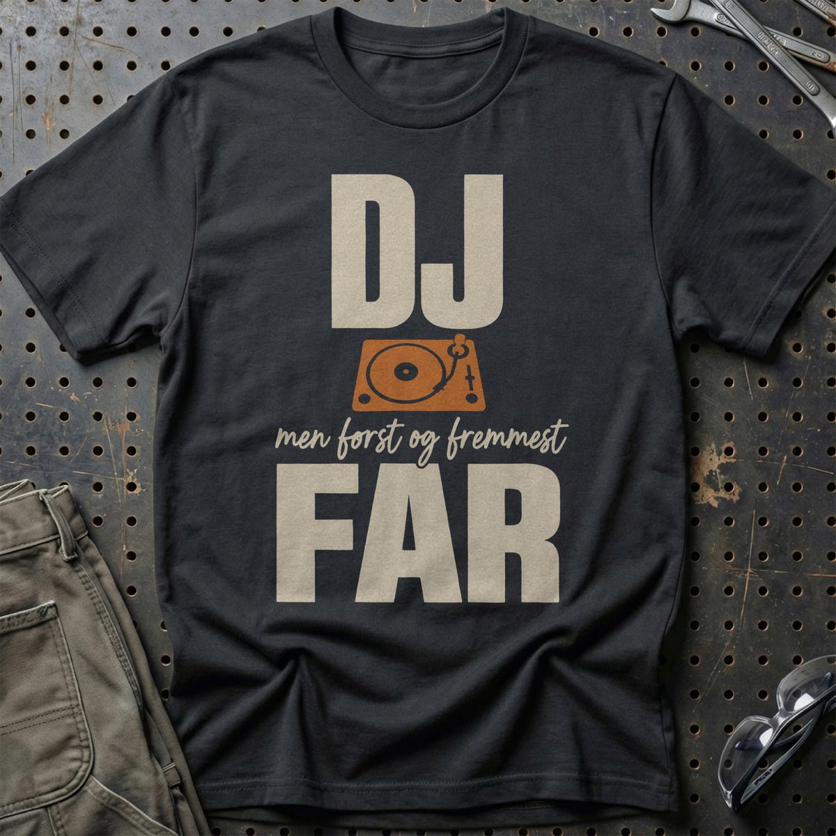 
Produktbillede af DJ – Men Først Og Fremmest Far T-Shirt