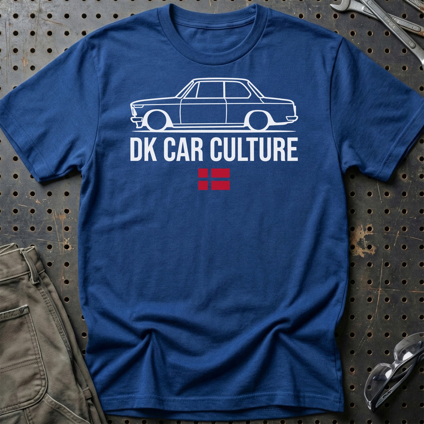 DK Car Culture – Klassisk Bil & Dansk Garage Liv - Unisex T-Shirt , Bomuld-Beklædning-Garage Culture-Blå Royal-S-Garage Culture Shop- garage - man cave - merchandise