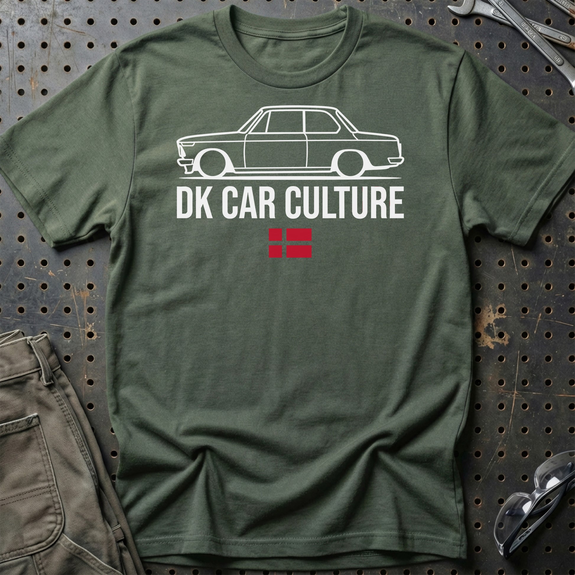 DK Car Culture – Klassisk Bil & Dansk Garage Liv - Unisex T-Shirt , Bomuld-Beklædning-Garage Culture-Grøn Militær-S-Garage Culture Shop- garage - man cave - merchandise
