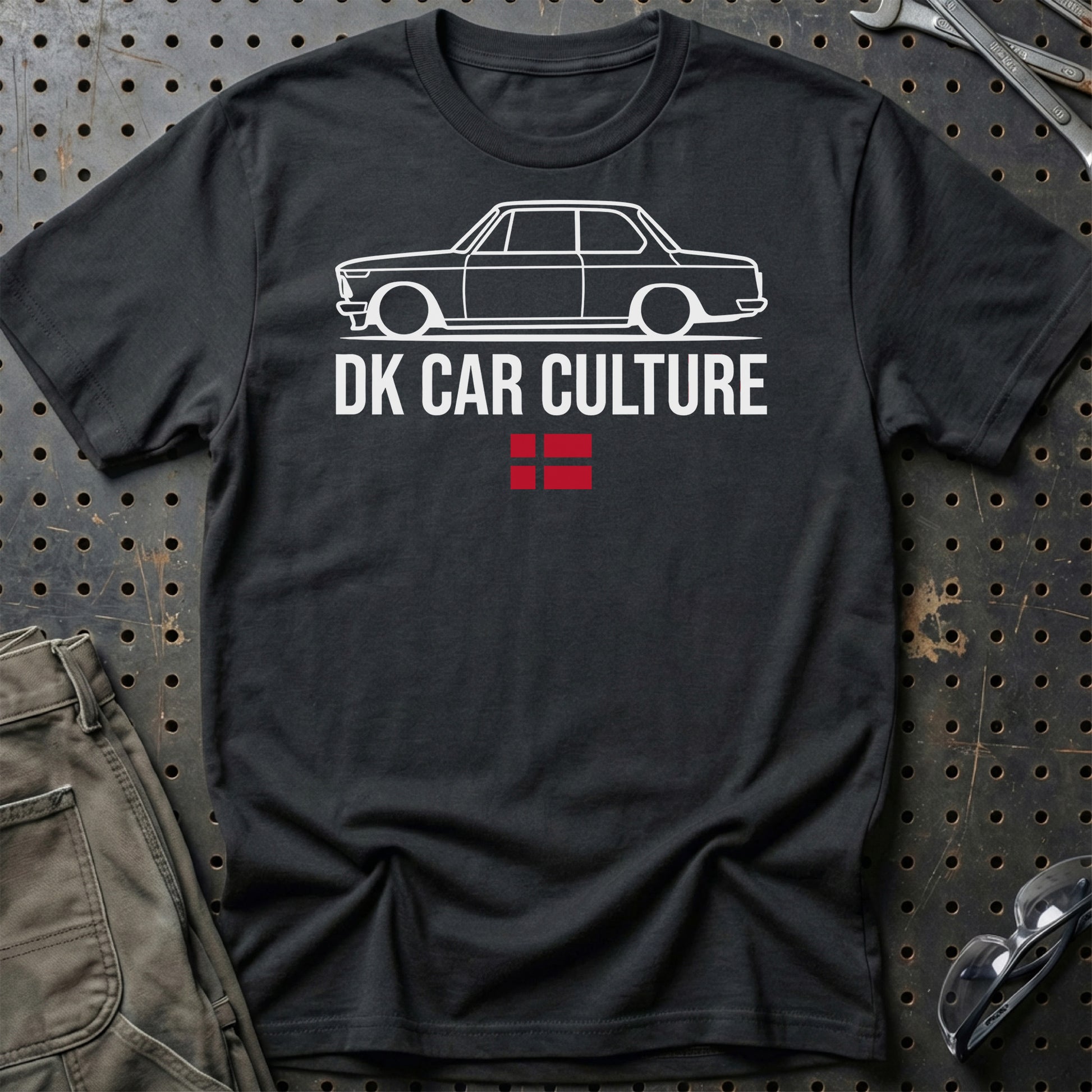 DK Car Culture – Klassisk Bil & Dansk Garage Liv - Unisex T-Shirt , Bomuld-Beklædning-Garage Culture-Sort-S-Garage Culture Shop- garage - man cave - merchandise