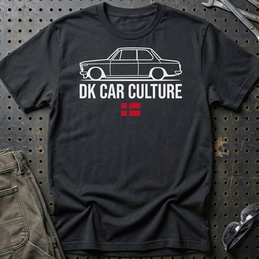 DK Car Culture – Klassisk Bil & Dansk Garage Liv - Unisex T-Shirt , Bomuld-Beklædning-Garage Culture-Sort-S-Garage Culture Shop- garage - man cave - merchandise