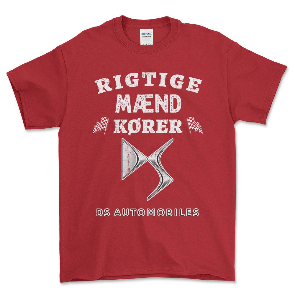 DS Automobiles Rigtige Mænd Kører - Unisex T-Shirt , Bomuld-Beklædning-DS Automobiles-Rød-S-Forside-Garage Culture Shop- garage - man cave - merchandise