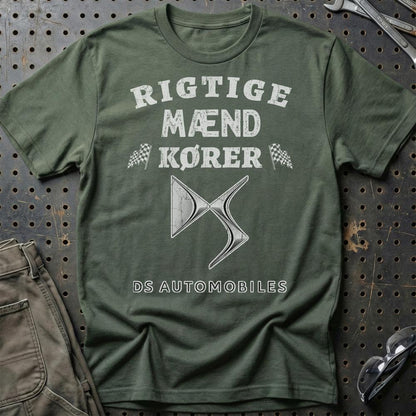 DS Automobiles Rigtige Mænd Kører - Unisex T-Shirt , Bomuld-Beklædning-DS Automobiles-Grøn Militær-S-Garage Culture Shop- garage - man cave - merchandise
