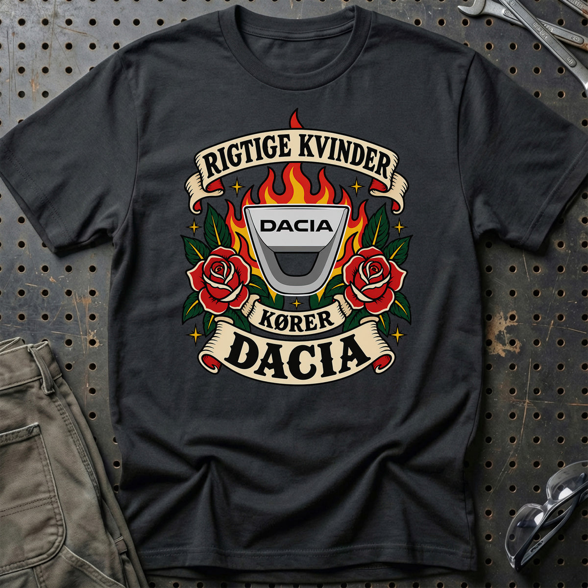Dacia Rigtige Kvinder Kører – Roser og Flammer T-Shirt – Sort