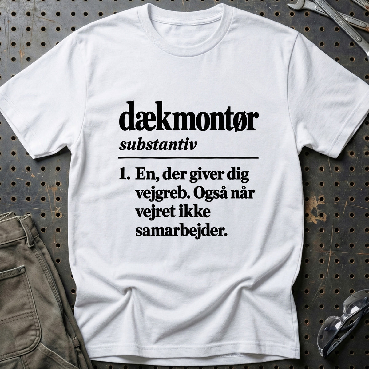 
Dækmontør – Definition T-Shirt – Hvid
