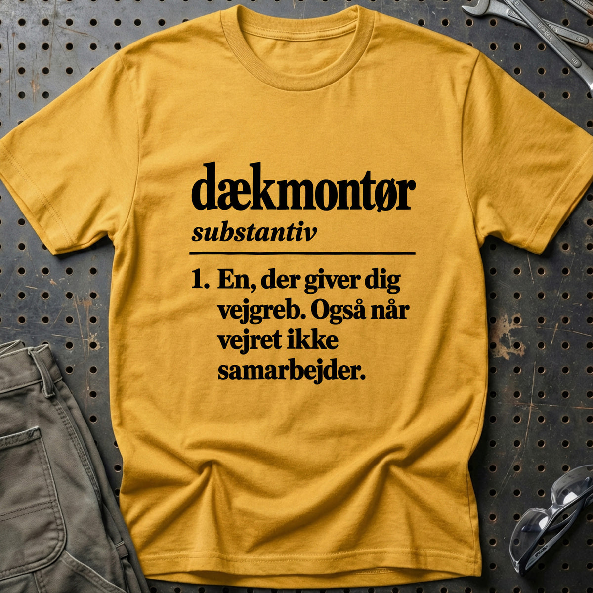
Dækmontør – Definition T-Shirt – Guld