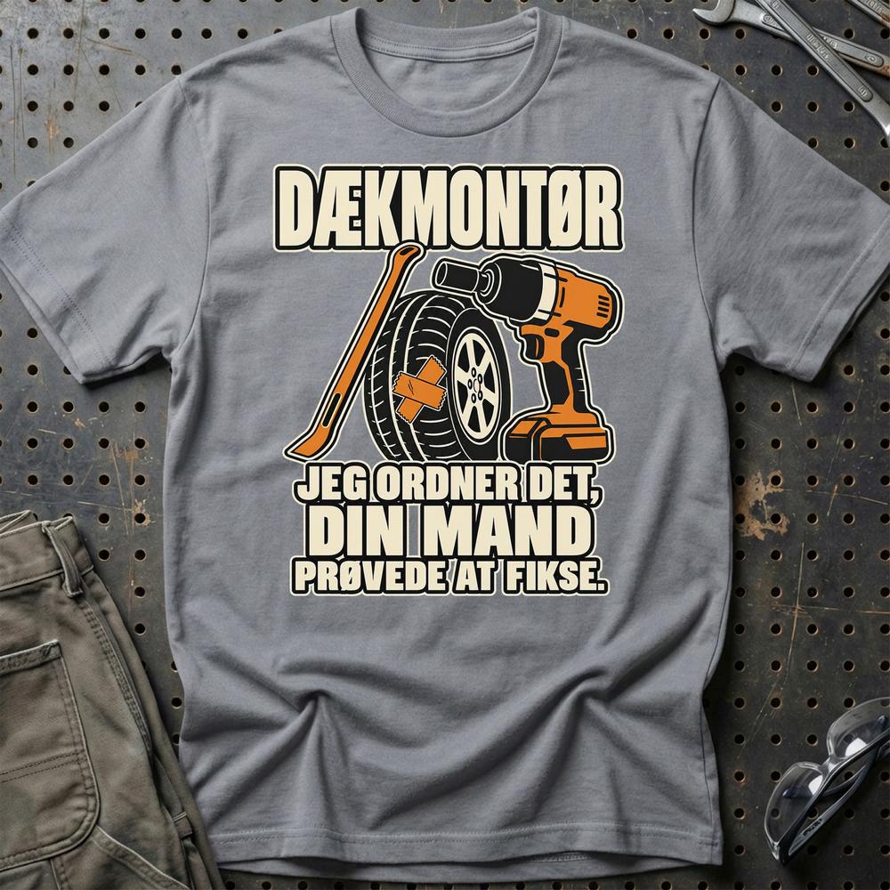 
Produktbillede af Dækmontør – Jeg Ordner Det, Din Mand Prøvede At Fikse T-Shirt