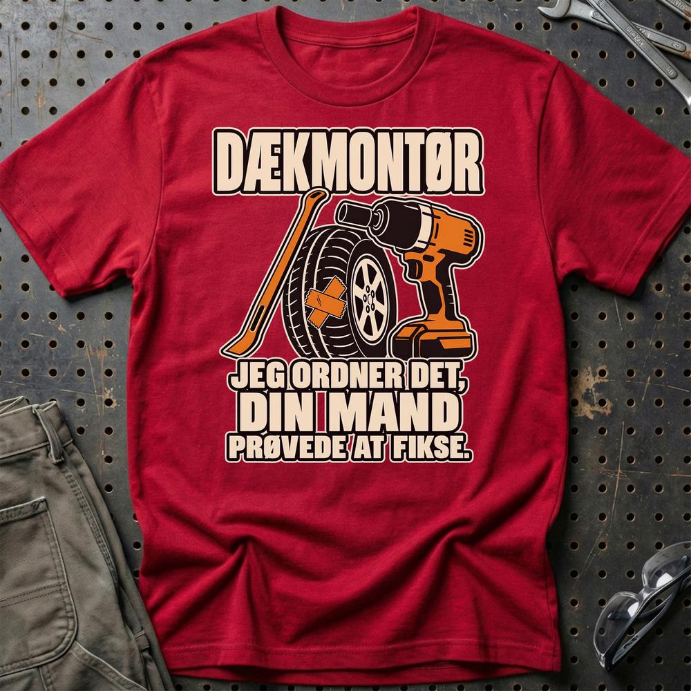 
Produktbillede af Dækmontør – Jeg Ordner Det, Din Mand Prøvede At Fikse T-Shirt