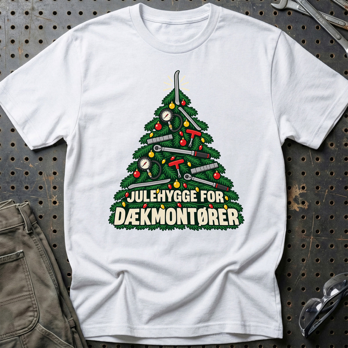 
Dækmontør – Julehygge – Unisex T-Shirt – Hvid