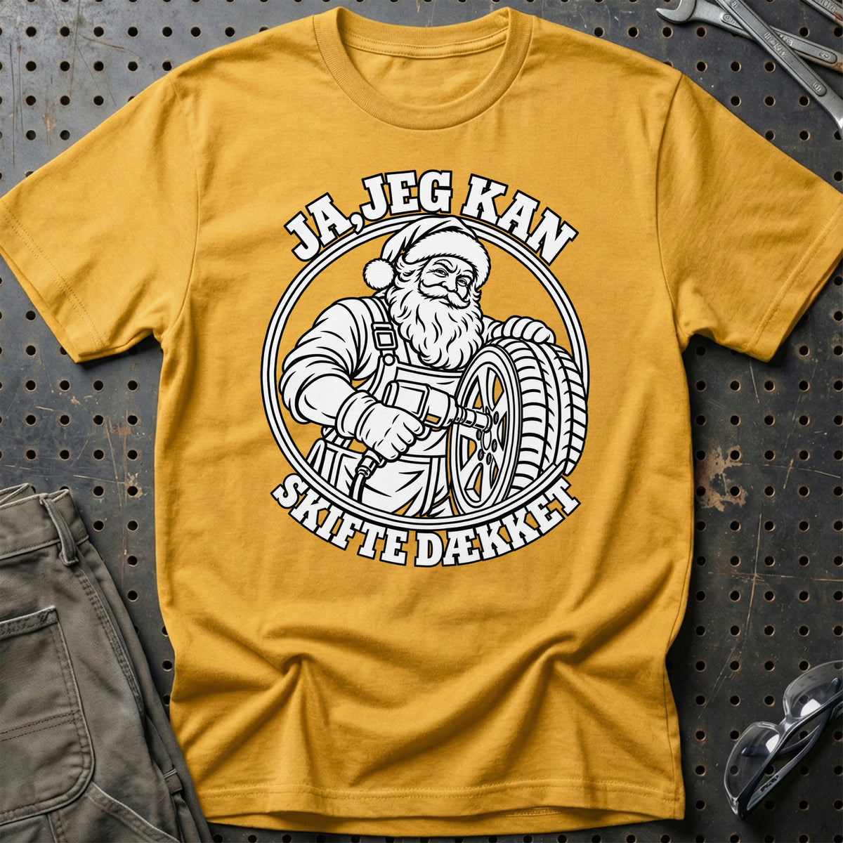 
Dækmontør – Santa Kan Det – Jul T-Shirt – Guld